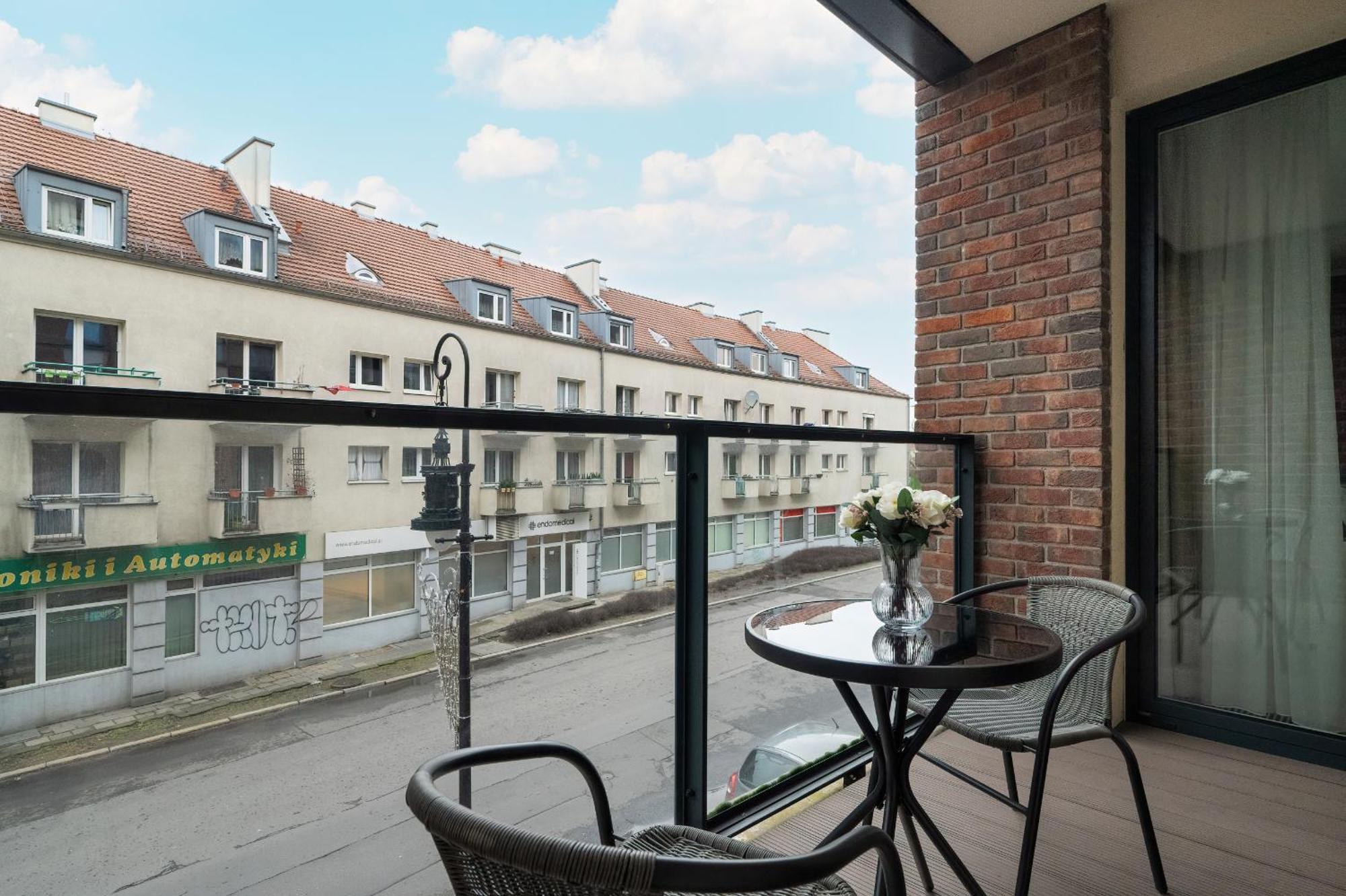 Apartment With Balcony And Free Parking In Poznan By Noclegi Renters المظهر الخارجي الصورة