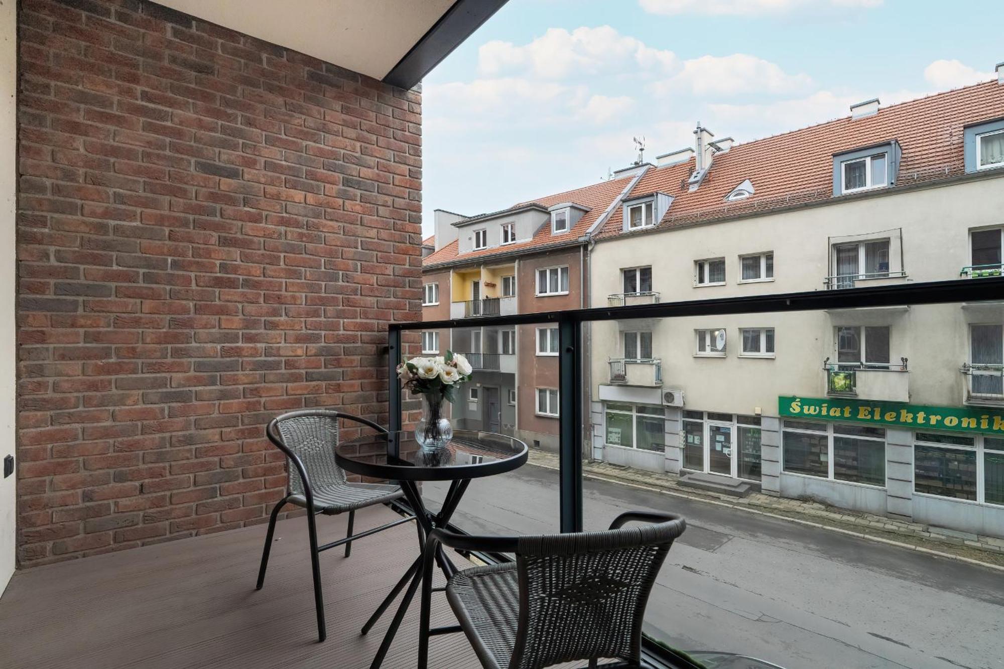 Apartment With Balcony And Free Parking In Poznan By Noclegi Renters المظهر الخارجي الصورة